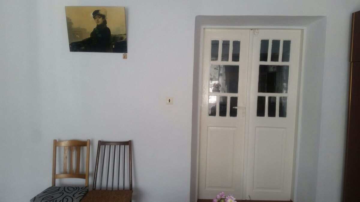 Раньше под ней было фортепиано. 