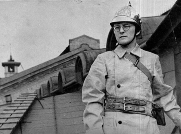 Шостакович-пожарный. Фото из американского журнала "Taime"