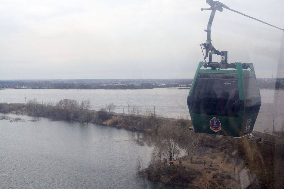 Вот такие вагончики на канатной дороге. Фото автора