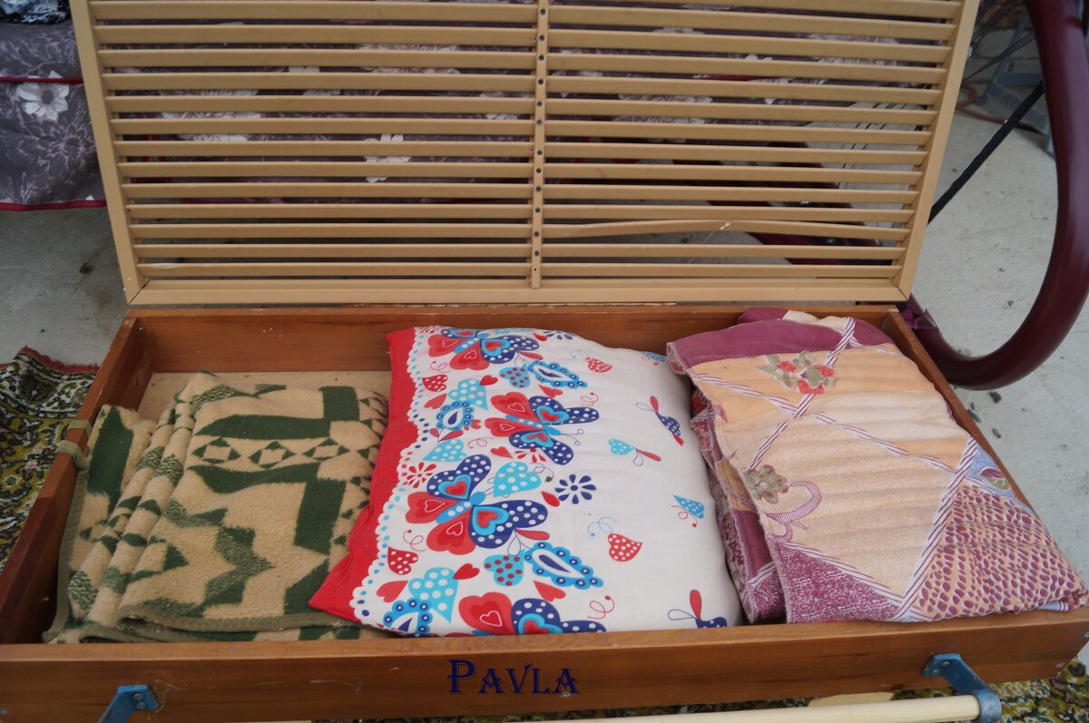 в нём легко помещаются два пледа и две подушки