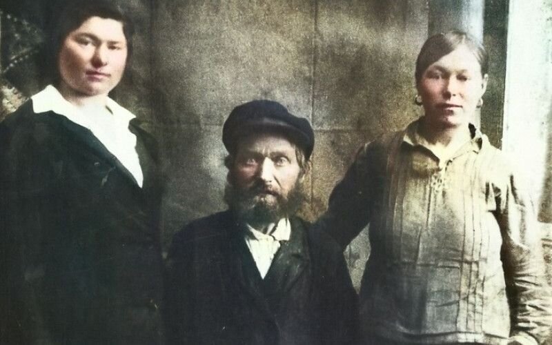 Адриан с дочерьми Пелагией и Ольгой (моей бабушкой