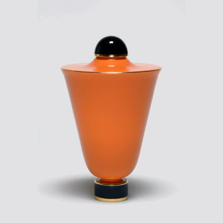 Севр, ваза с крышкой №3 , фарфор, золочение, дизайнер - Эмиль-Жак Рульманн, 1926. Высота 22,5 см, диаметр - 24,5 см. Архивы Севрской мануфактуры,  Официальный сайт - www.sevresciteceramique.fr