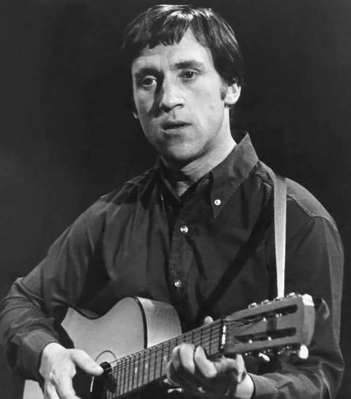 2января 1947 года супруги вместе с Володей отправились к новому месту службы Семёна Владимировича — в расположение советских войск в Германии — город Эберсвальде, находящийся в сорока километрах от Берлина. Высоцким выделили трёхкомнатный этаж в доме на улице, где проживали бургомистр и другое городское начальство. У Володи появилась своя отдельная комната, Благодаря занятиям с «мамой Женей», как Володя называл супругу отца, второй класс он окончил с отличными оценками, за что получил подарок от школы. Отец приобрёл пианино и пригласил преподавателя для музыкальных занятий. Все три года проживания в Германии Володя занимался музыкой. По мнению эмигрантки-преподавательницы, у него был абсолютный слух.