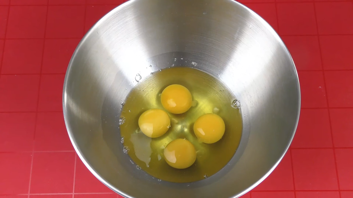 Яйца С1 комнатной температуры со щепоткой соли