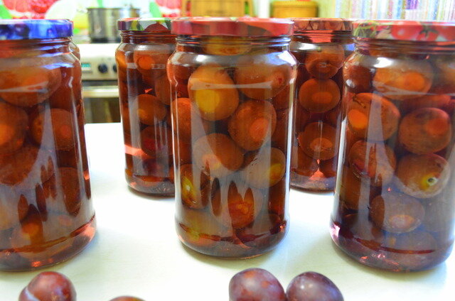 Маринованные сливы  Маринованные сливы являются прекрасным дополнением к блюдам из мяса,а также в качестве закуски к красным винам.