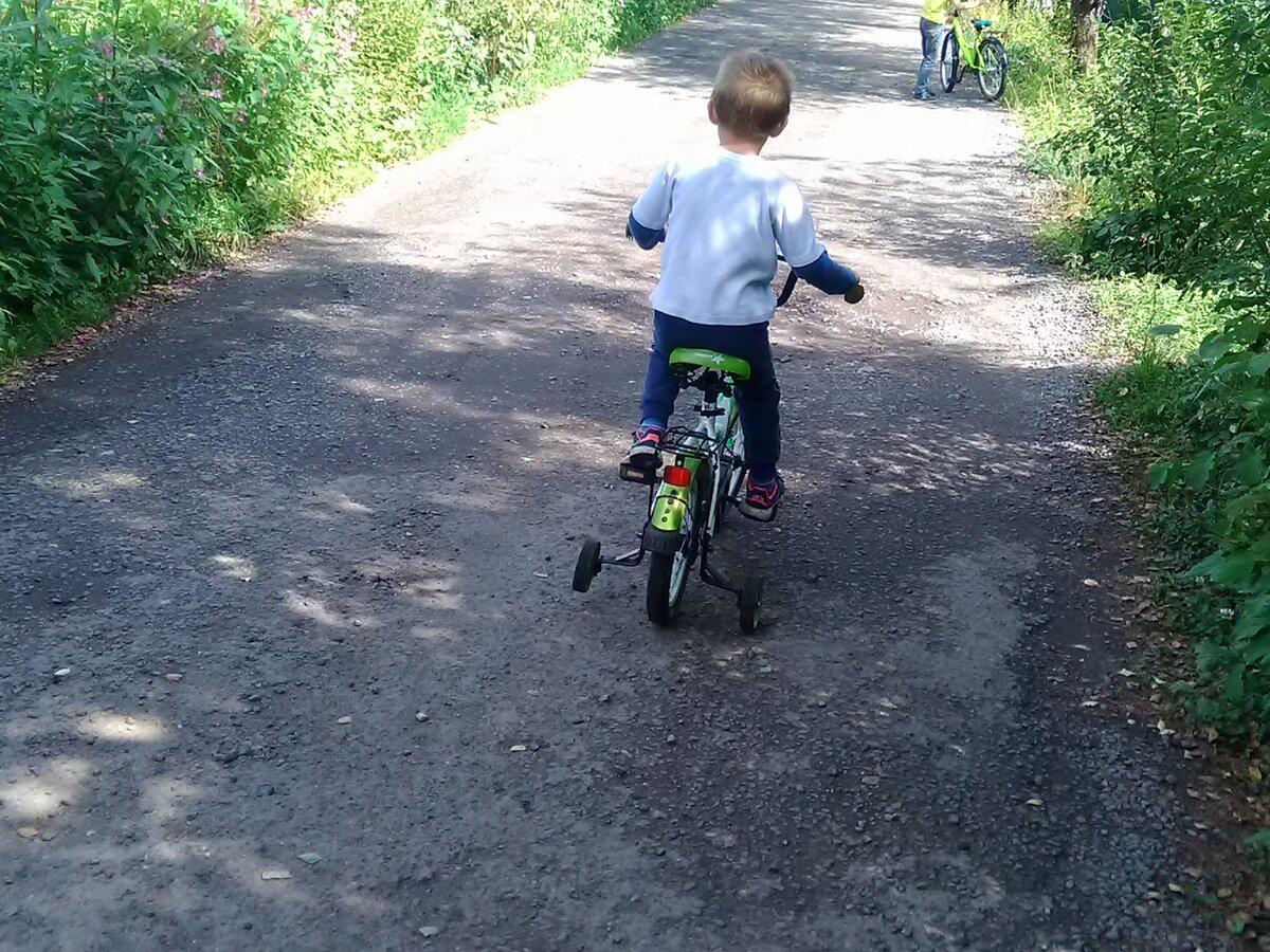 Ребенок постоянно наклоняет велосипед на бок, ища точку опоры и не пытается ехать ровно...