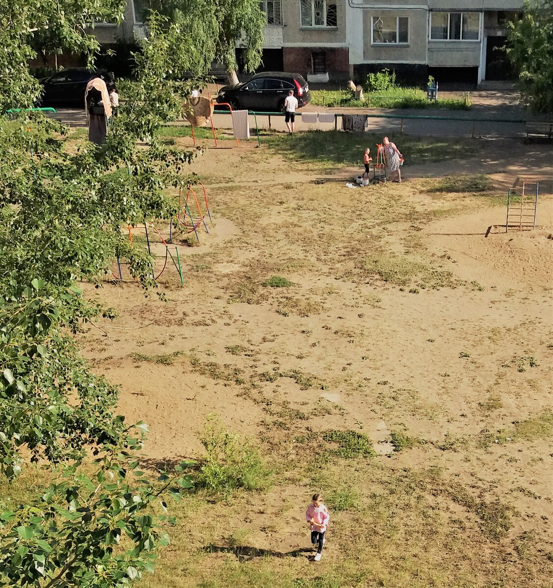 Некоторые дворы совершенно пустые. В нашем жизнь пока существует