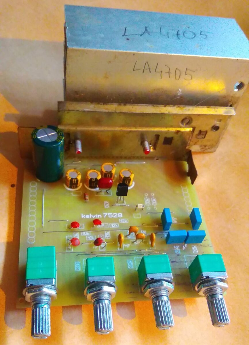 Усилитель на LA4705 с 3-х полосным эквалайзером.