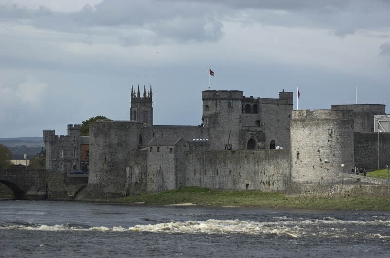 King John’s Castle. Экскурсия по замку не бесплатна, но у вас уйдет около 2 часов чтобы исследовать все помещения, подвалы, оружейные и кузни.