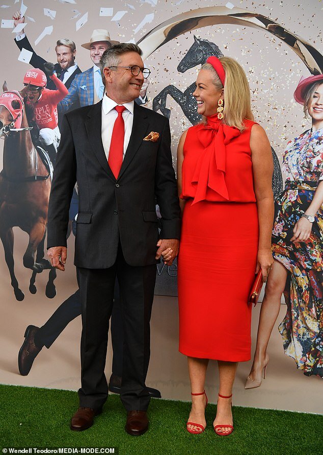 Сэм Армистейдж в потрясающем красном платье на скачках в Сиднее