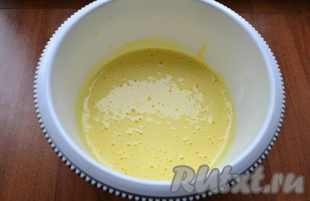 Частями просеивая муку, прямо в яичную массу, аккуратно вмешивать ее снизу вверх пластиковой или деревянной ложкой.