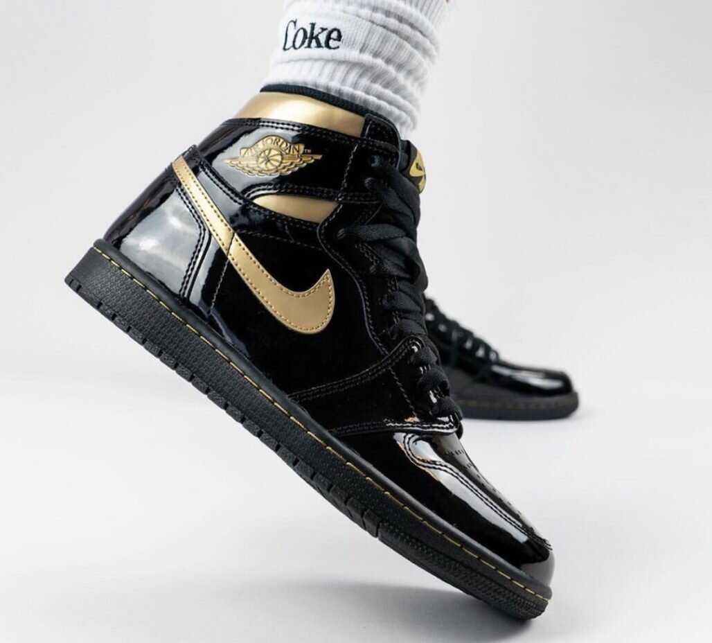 Air Jordan 1 «Black/Metallic Gold»