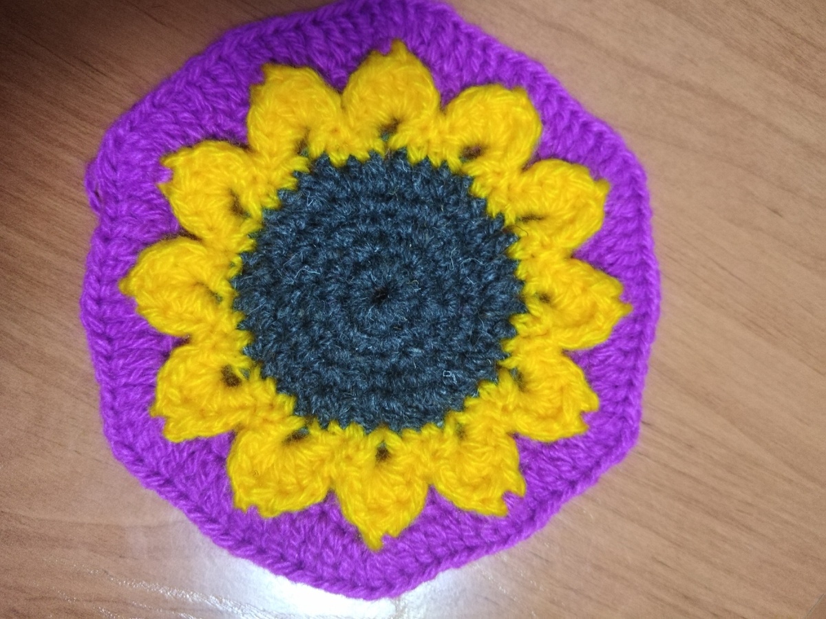 Цветок подсолнуха - это символ солнца. 