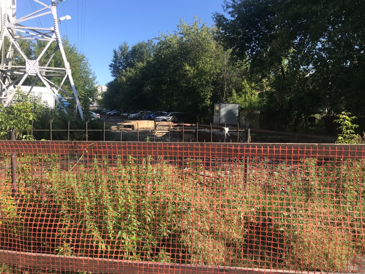 Нелегальная парковка около школы №102