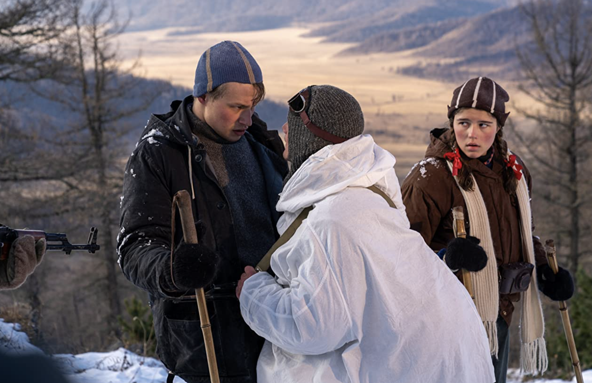 Иван Мулин в роли Игоря Дятлова (слева) и Мария Мацель в роли Зинаиды Колмогоровой (справа)