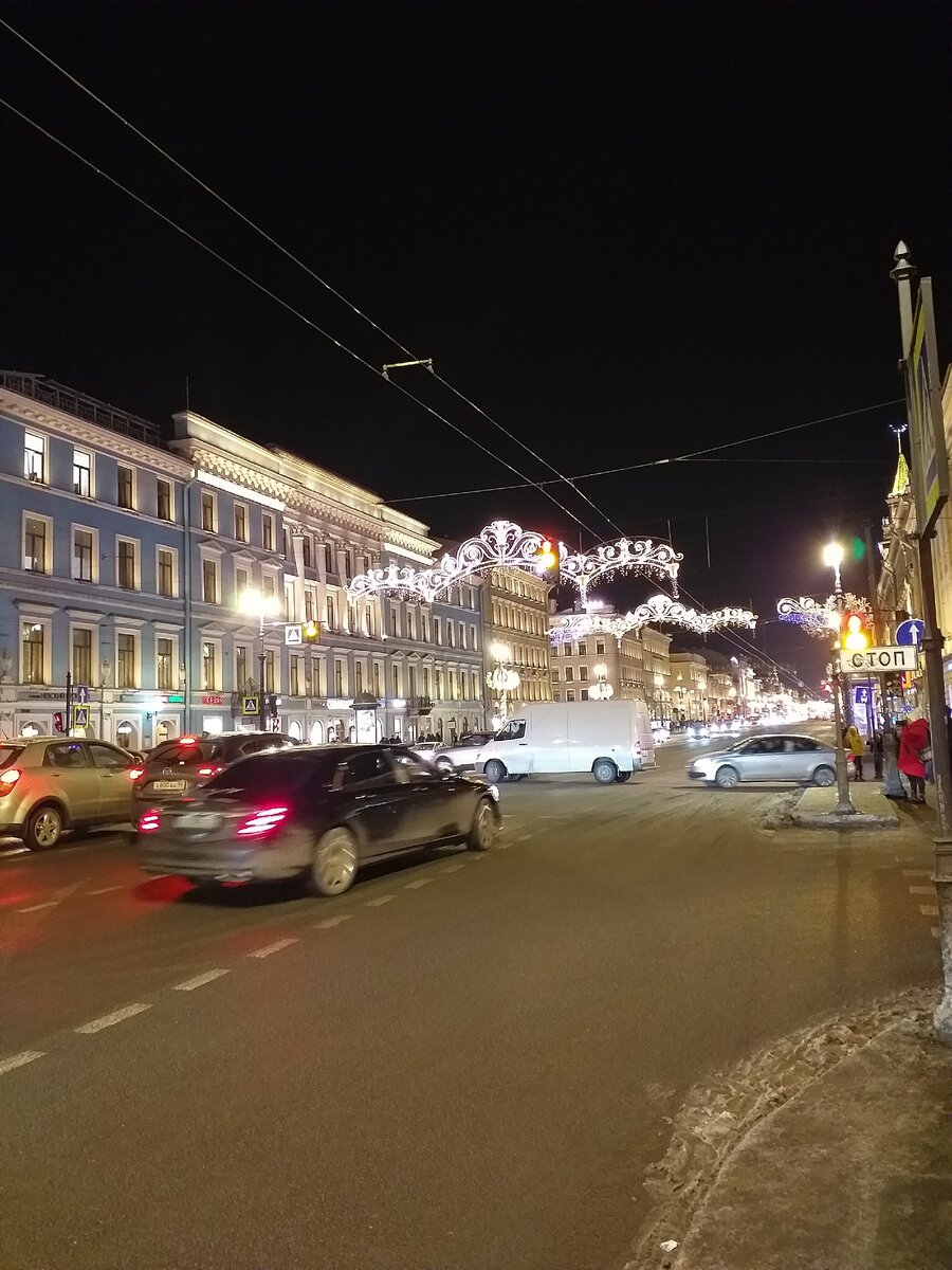 Невский проспект скромно украшен к Новому году... Личное фото.