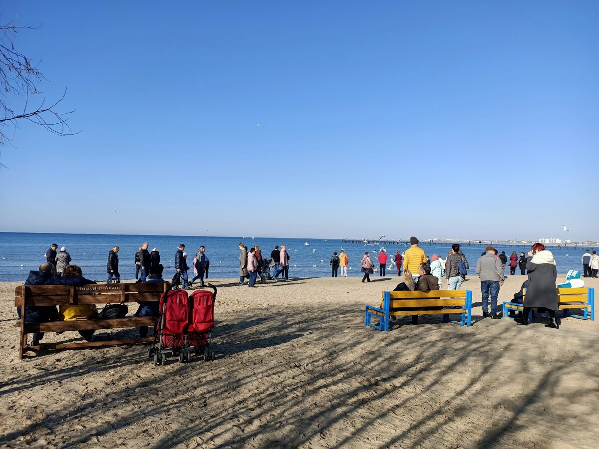 Многолюдно на редкость на городском пляже
