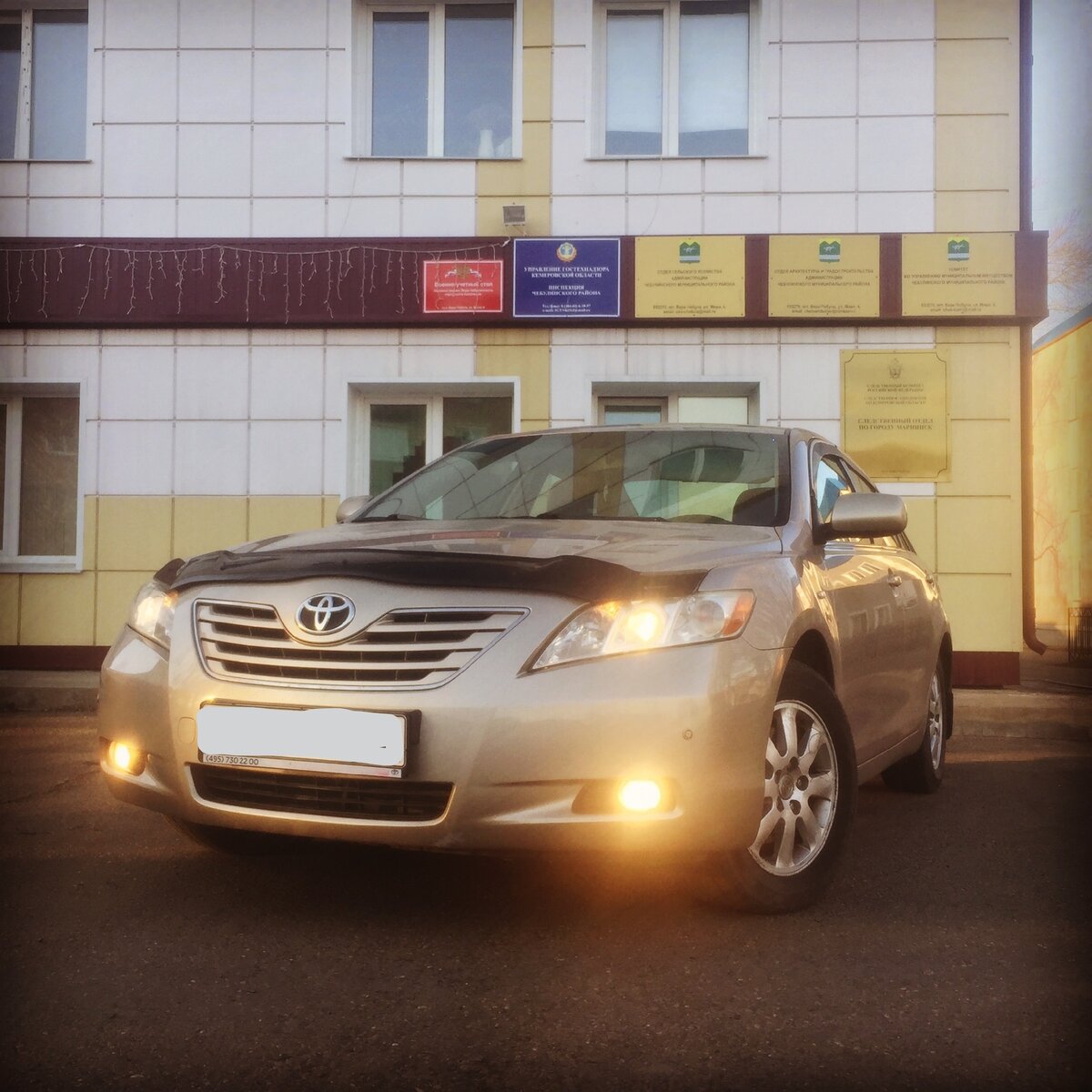 Элегантный автомобиль Тойота Камри.
