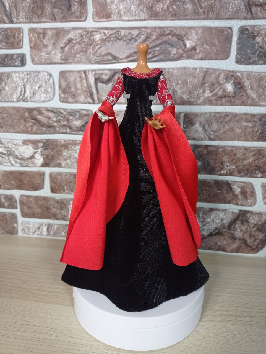 Платье на манекене