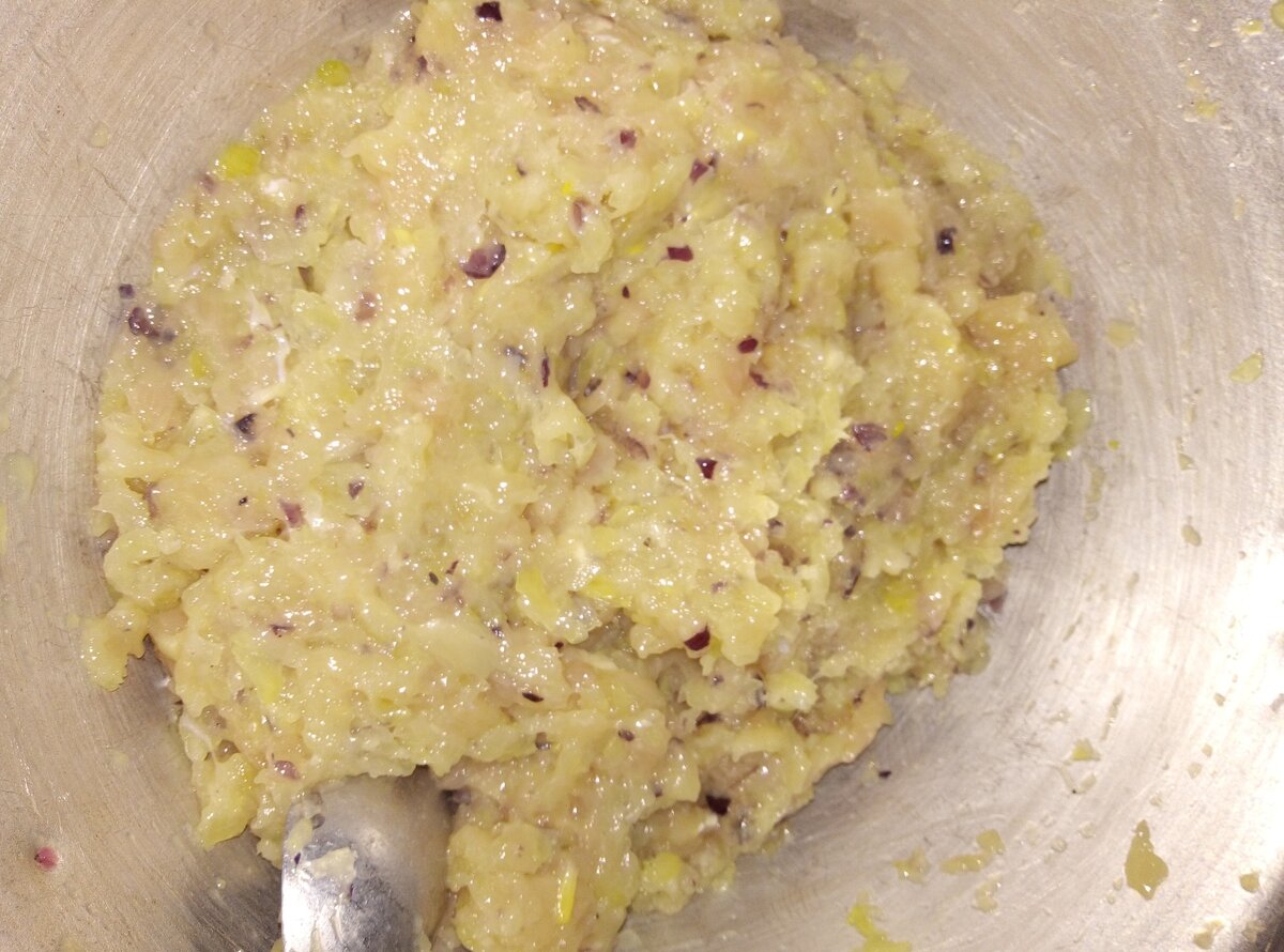 Так выглядит готовый фарш. Виден синий лук.