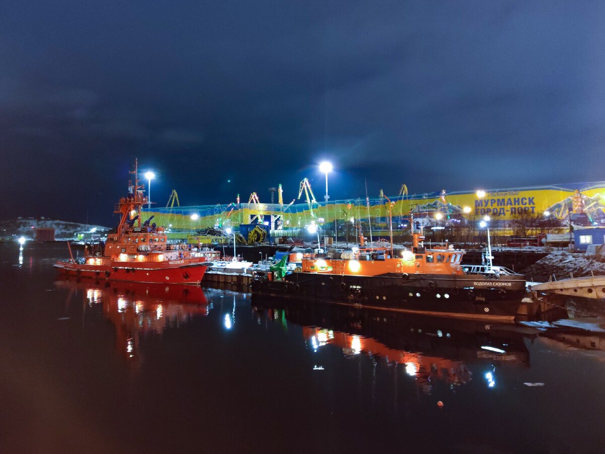 В порту много интересных судов!