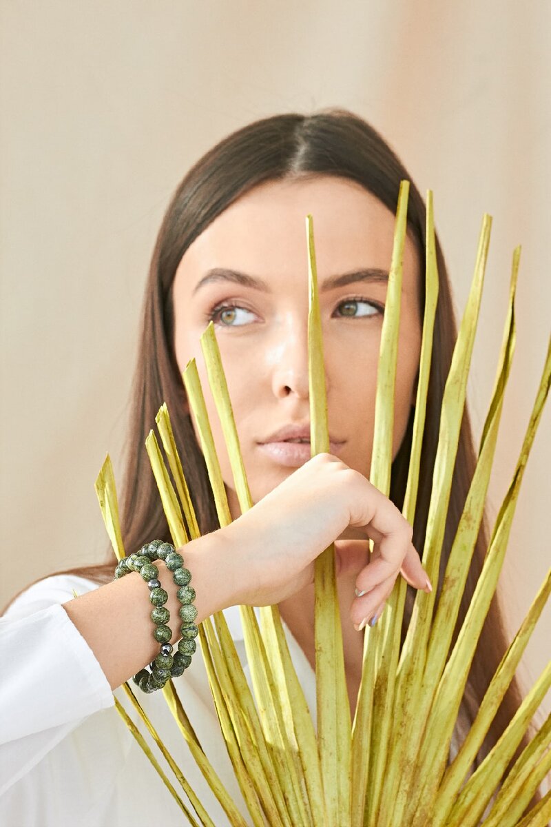 На модели браслет с змеевиком