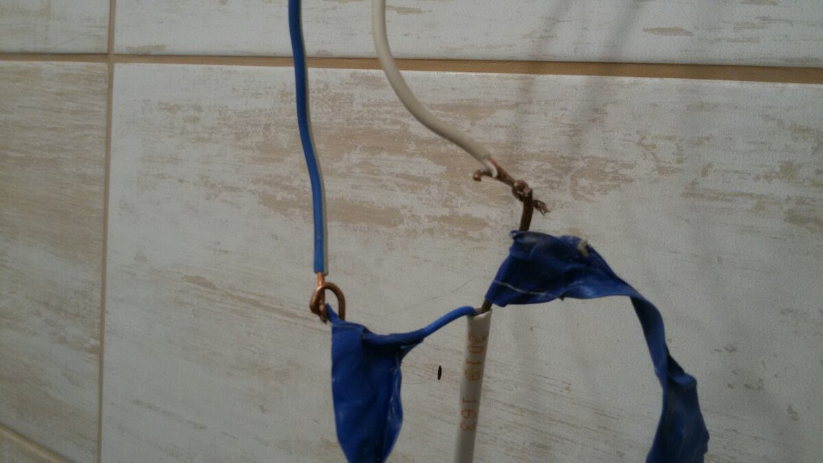 Замечательные  недоскрутки на кабеле ведущем к  зеркалу со светодиодной подсветкой. г.Самара.