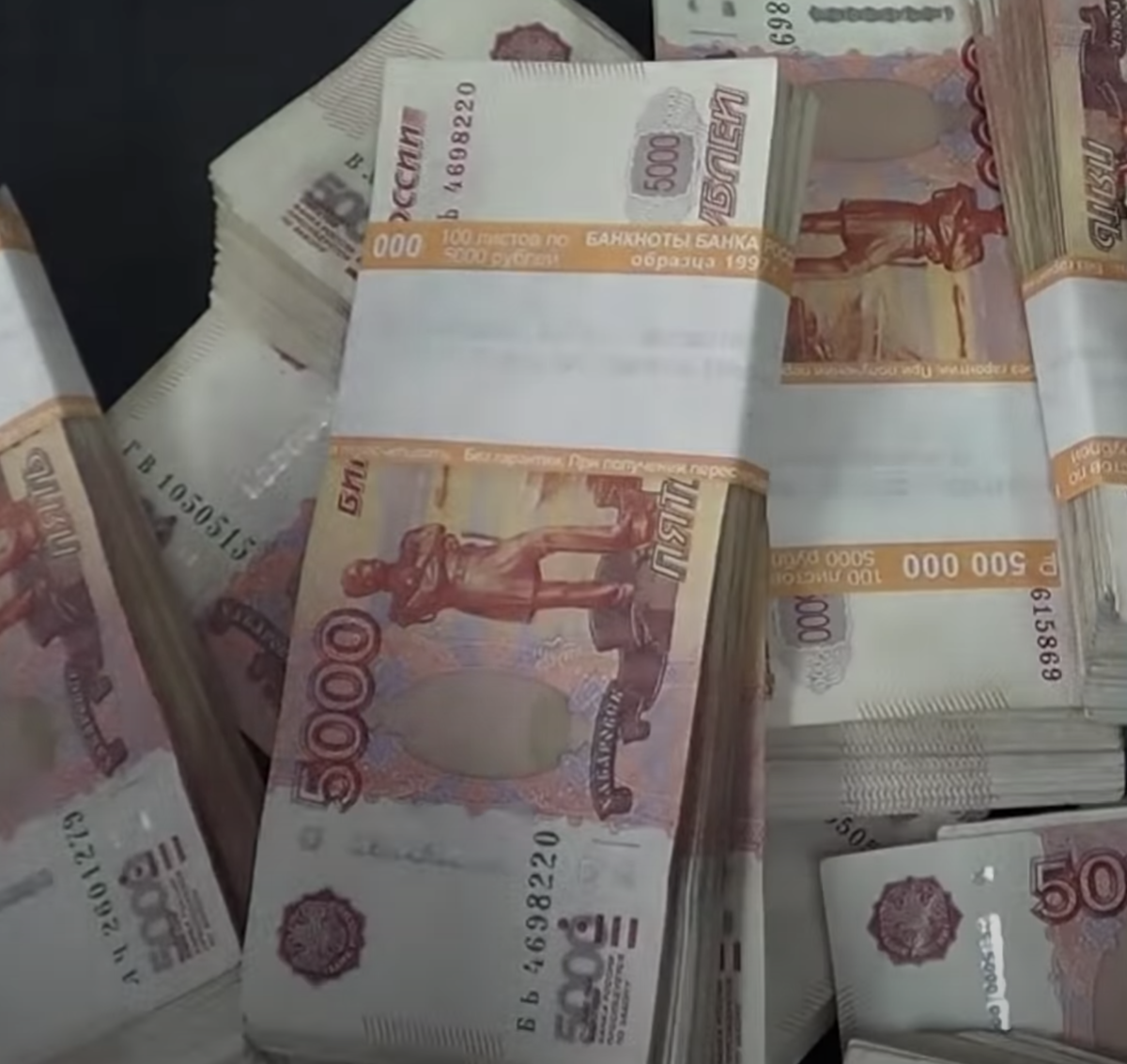 Как правильно: дЕньгами или деньгАми?