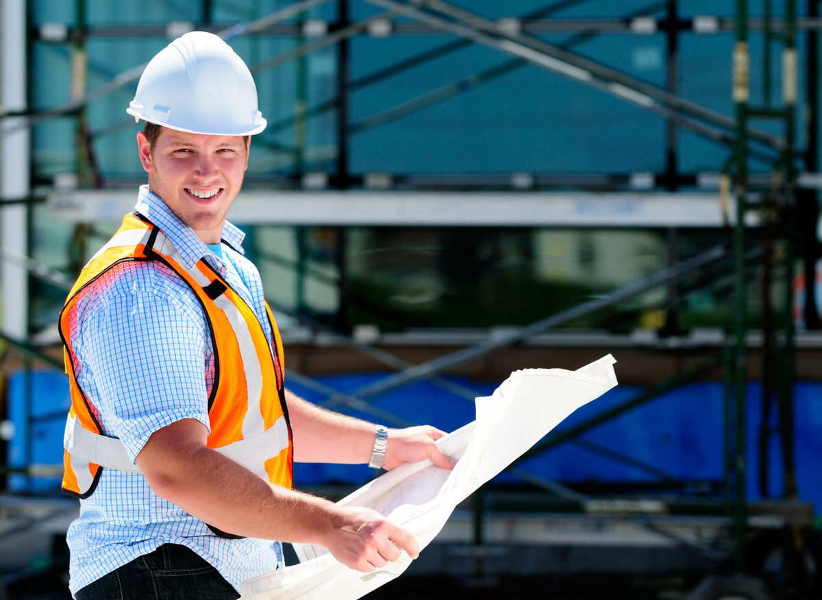 Инженер-строитель за работой
