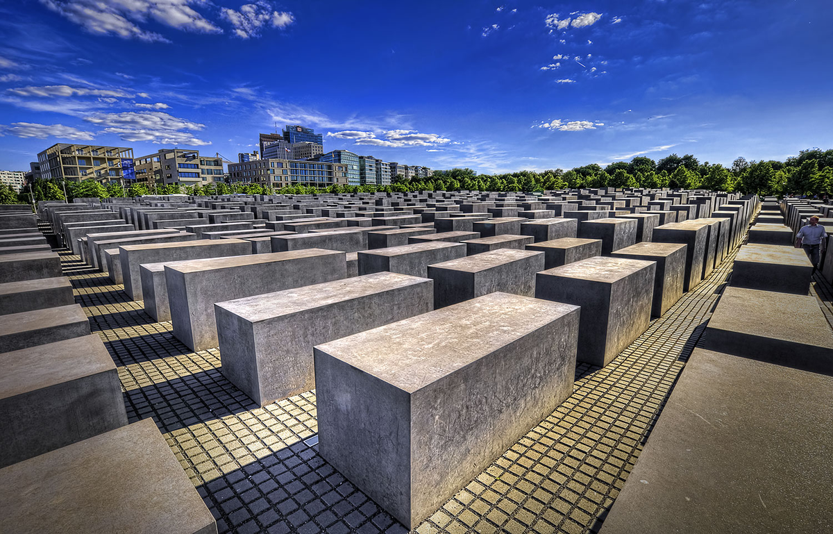 Мемориал памяти холокоста. Мемориал жертвам Холокоста мемориал в Берлине. Памятник жертвам Холокоста Берлин в Берлине. Музей мемориал жертвам Холокоста Берлин. В Берлине открыт мемориал жертвам Холокоста.