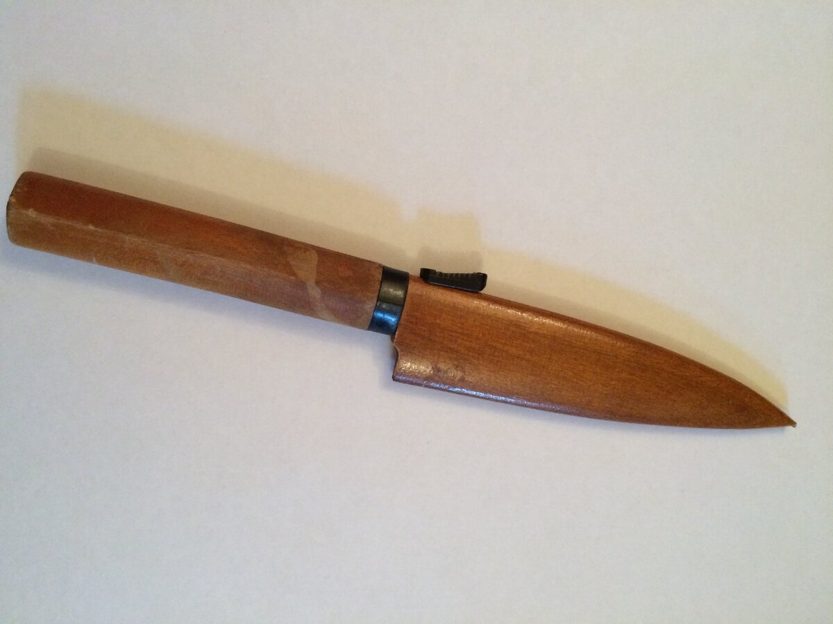 Нож Stopper 100. Общий вид в ножнах. Авторская фотография.