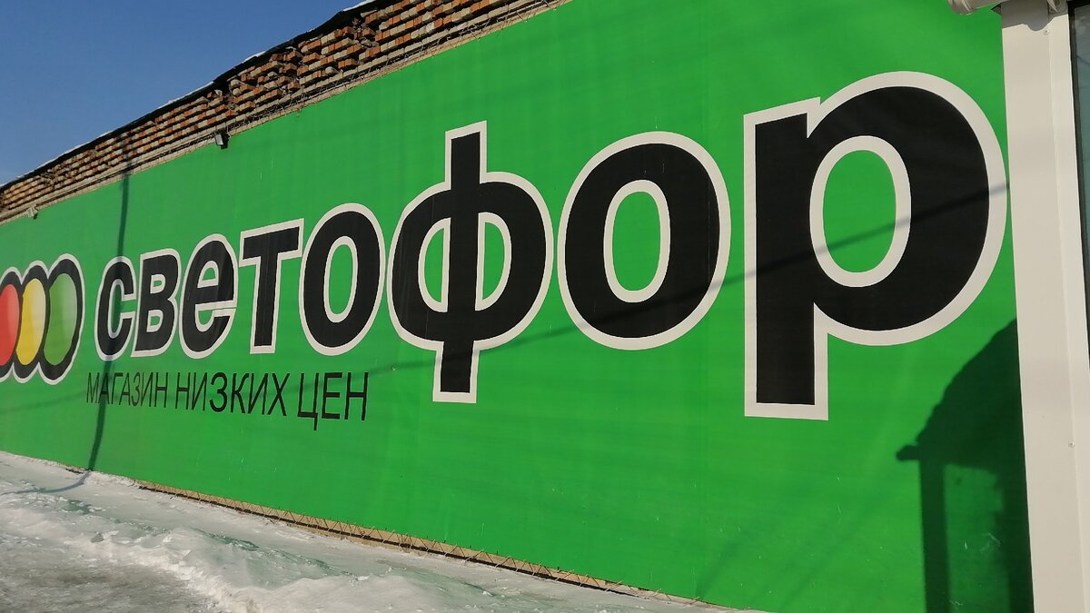 Этот магазин находится рядом с нашим домом.