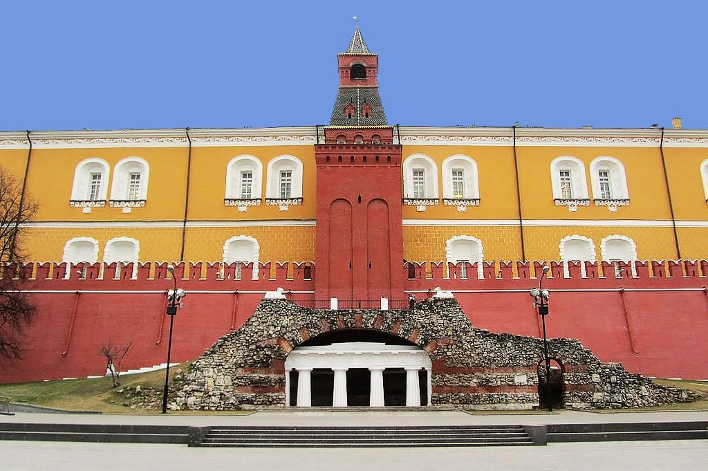 Средняя Арсенальная башня