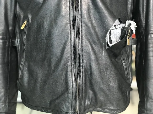 Ликвидация разрыва на мужской кожаной куртке. Ателье Ирины Берзиной.