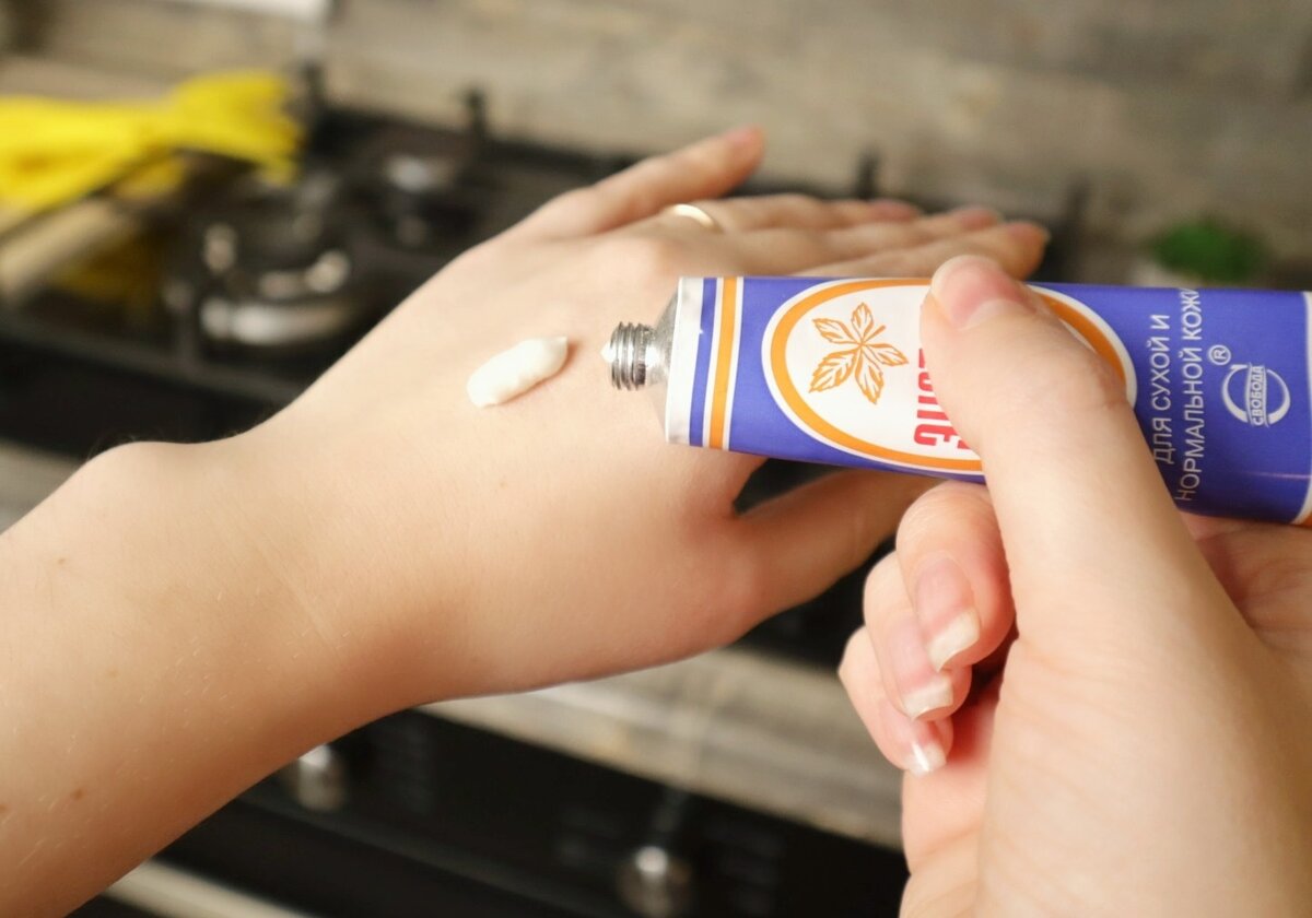 Кстати, для этой цели покупаю перчатки размера М, чтобы были не по размеру, а больше. В противном случае сложно будет надеть перчатки