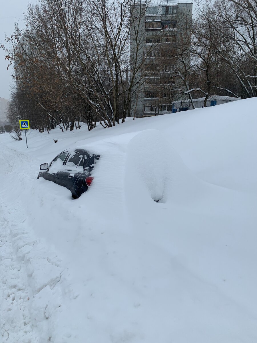 Машины теперь тут до весны, а мамы с колясками штурмуют сугробы