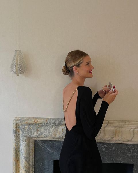 Чёрное платье и красная помада - и ваш ослепительный выход готов! Photo from pinterest.ru