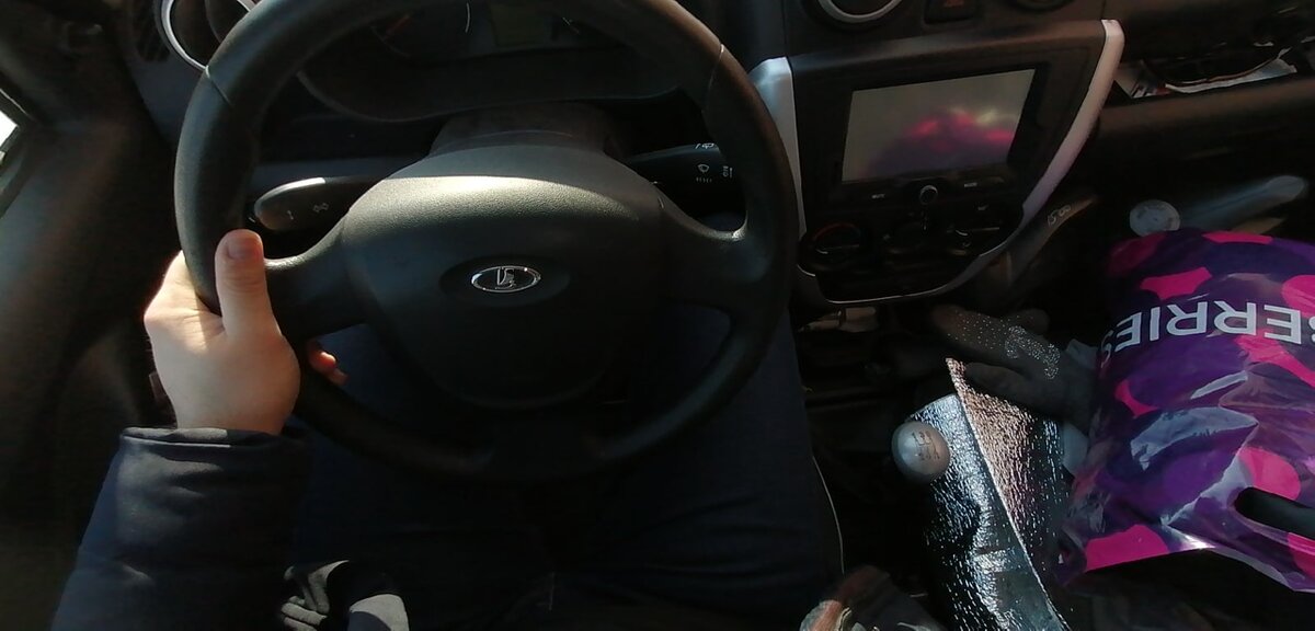 Что бы сзади больше влезло, приходится сдвигать сиденье максимально близко к рулю 