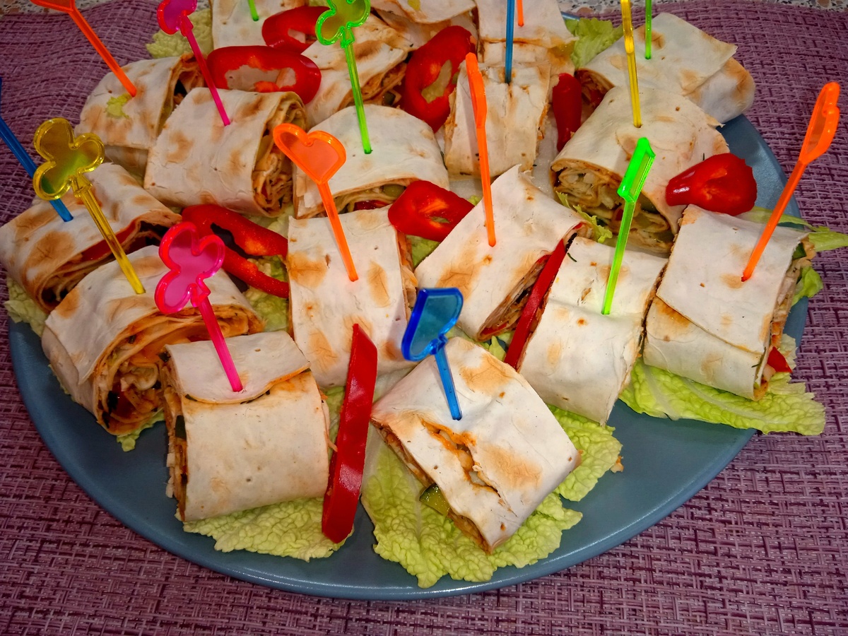 Канапе на шпажках.