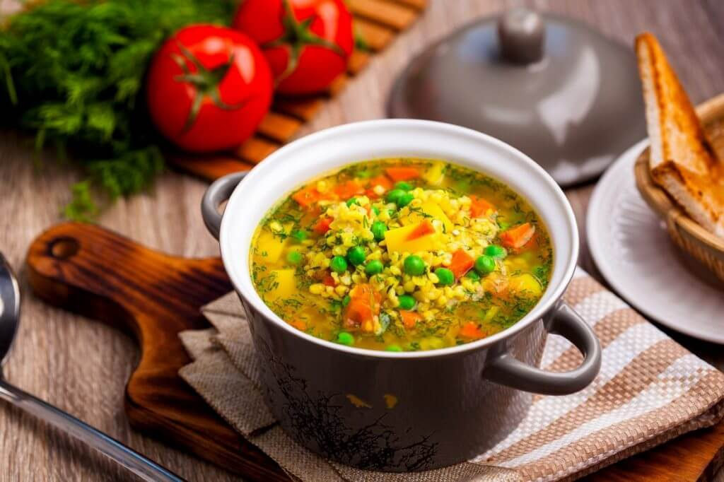 Суп с курицей и овощами. Суп с булгуром и зеленым горошком. Куриный суп с булгуром. Суп с чечевицей и булгуром. Куриный суп с овощами и булгуром.