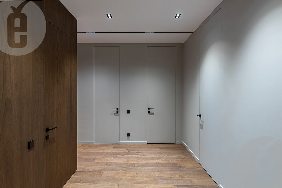 Современный дизайн: стеновые панели в шпоне дуба и скрытые двери в потолок