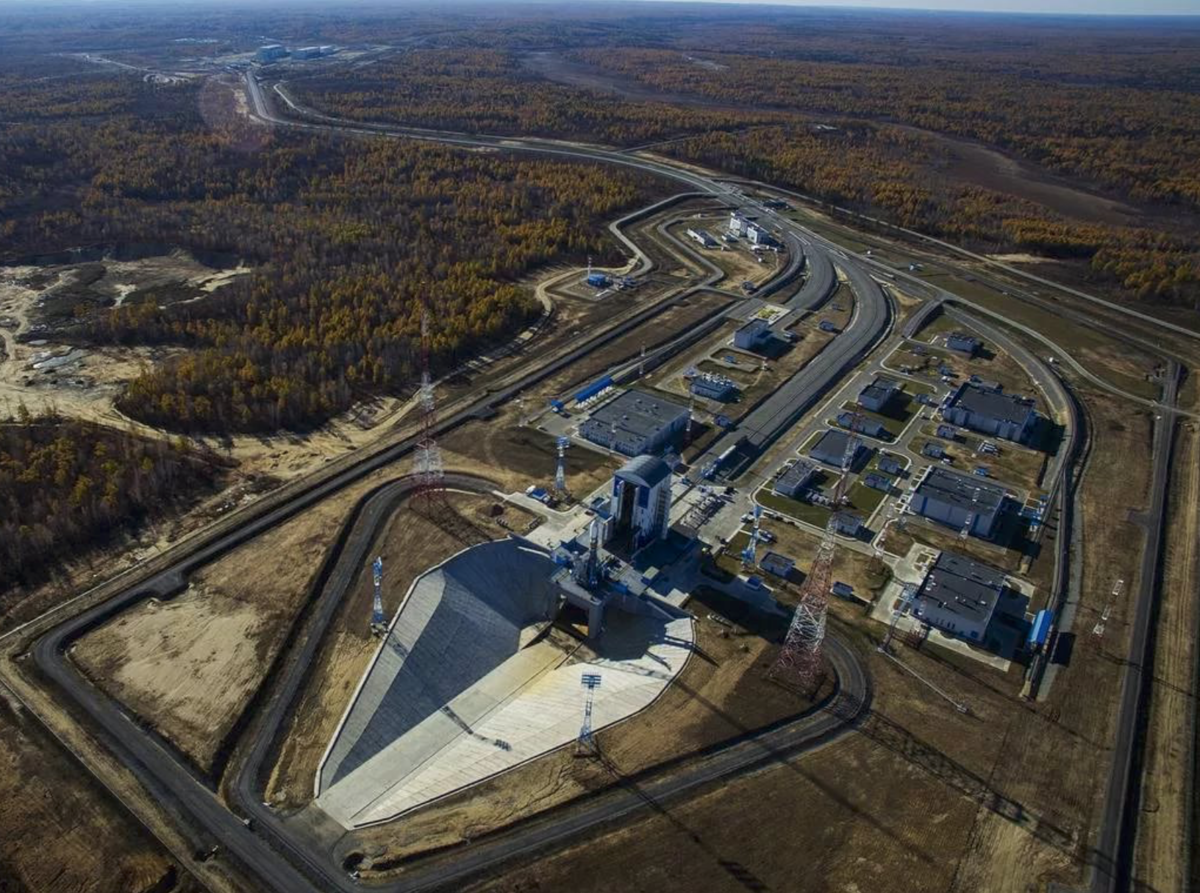 Космодром восточный область. Космодром в Амурской области. Космодром Восточный. Космодром Восточный Амурская обл. Стартовый комплекс космодрома Восточный.