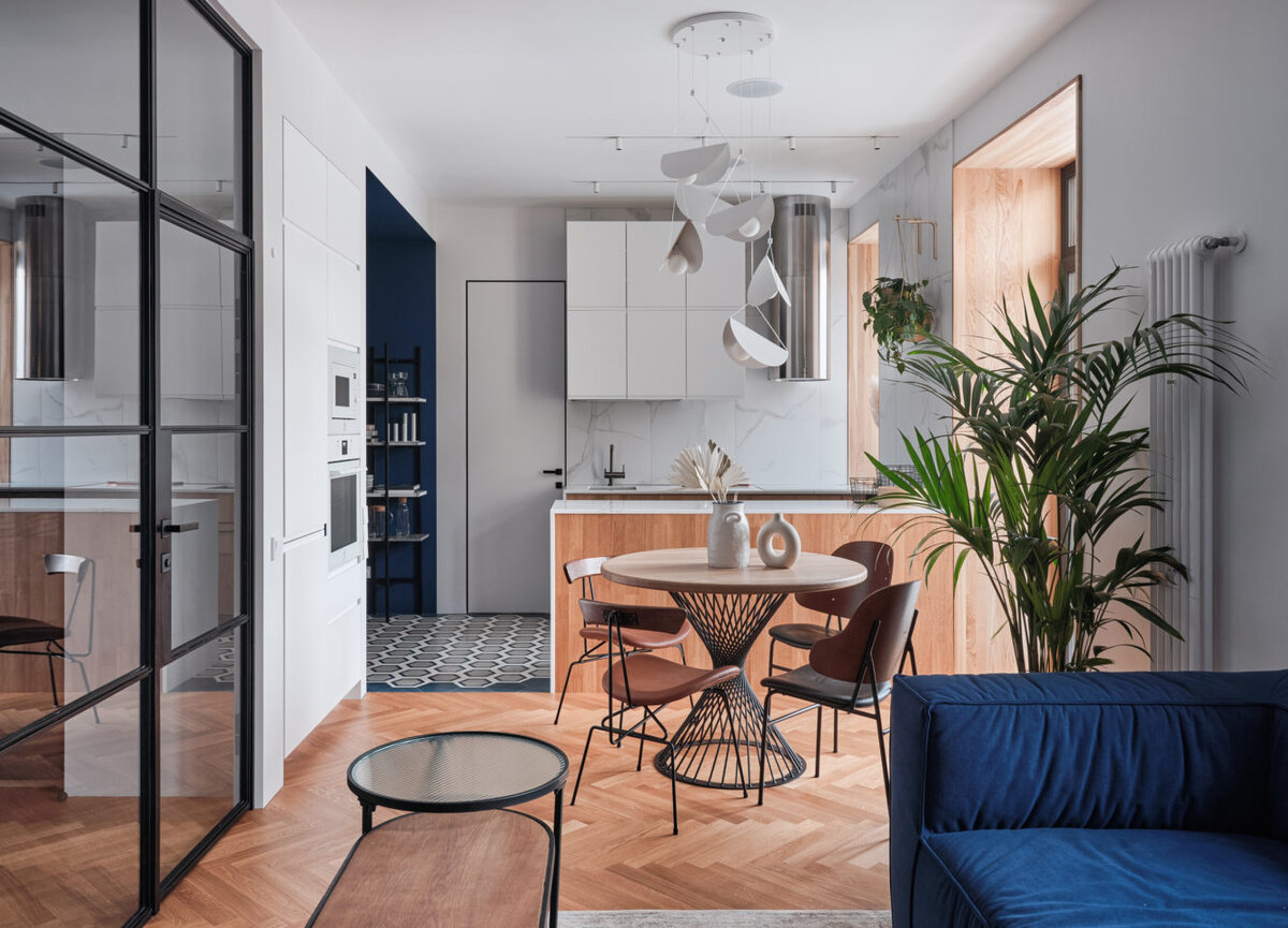  Вид из гостиной на кухню. Кухня, IKEA; основание для стеллажа, “Плассио”; диван, Gliver; стулья и журнальные столики, LoftDesigne; паркет, “Настоящие полы”.