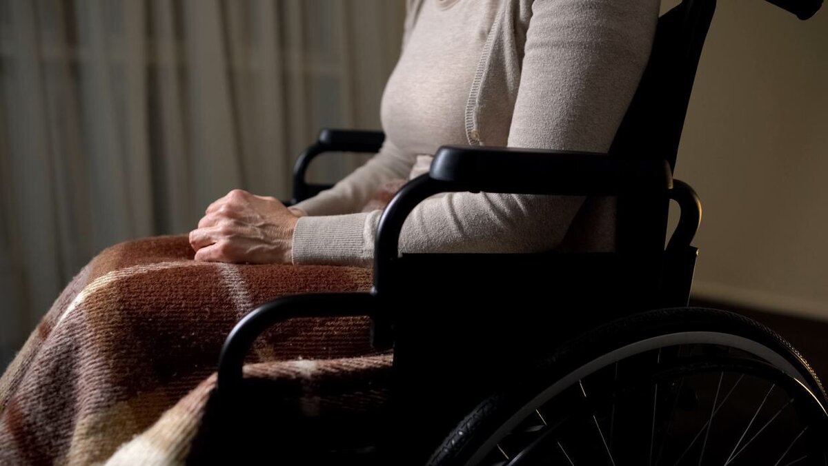Женщина инвалид на коляске