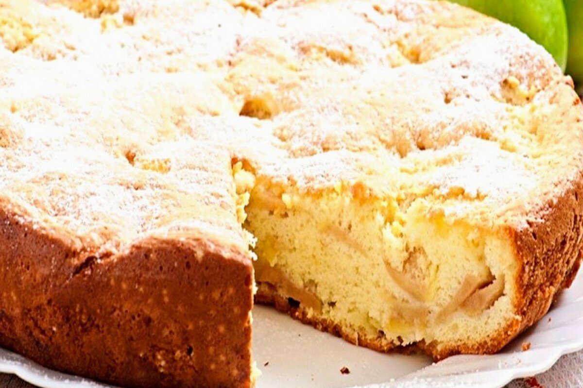 Традиционно этот бисквитный пирог готовят с яблоками