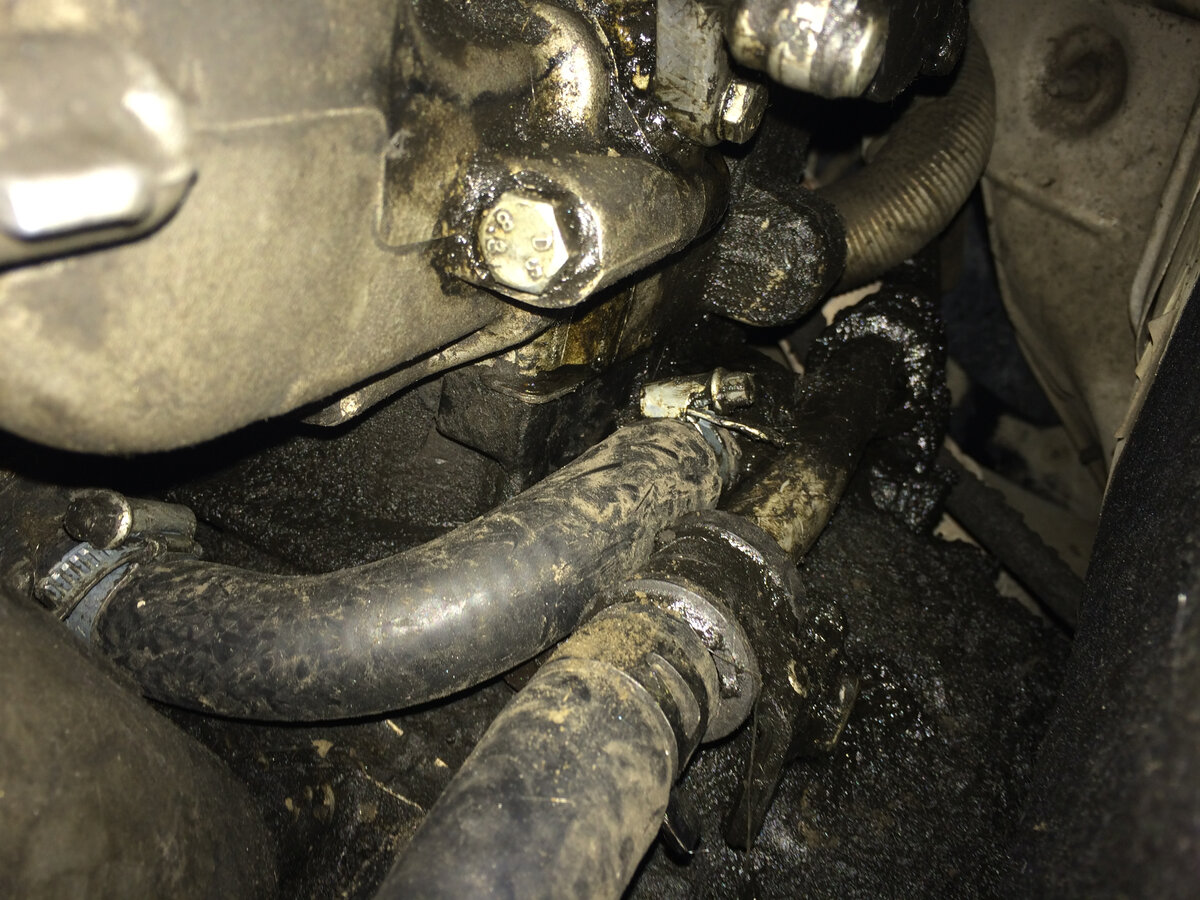 Уже новый шланг, и хомут хитрый( слева) развернул наоборот, чтоб меньше мучатся.