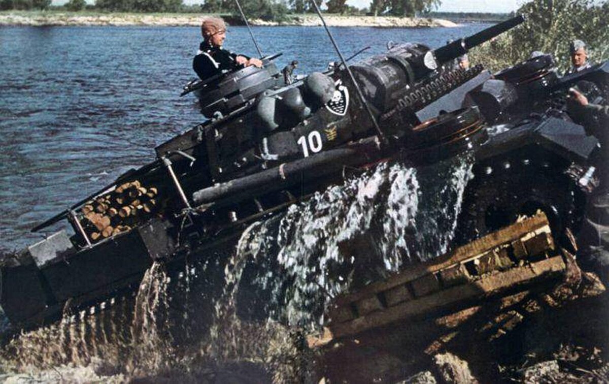 Танк Pz-III 18-й тд, после преодоления реки Западный Буг по дну. Около номера танка видна эмблема дивизии, чуть выше эмблема танков, оборудованных для подводного вождения. Источник фото - википедия.