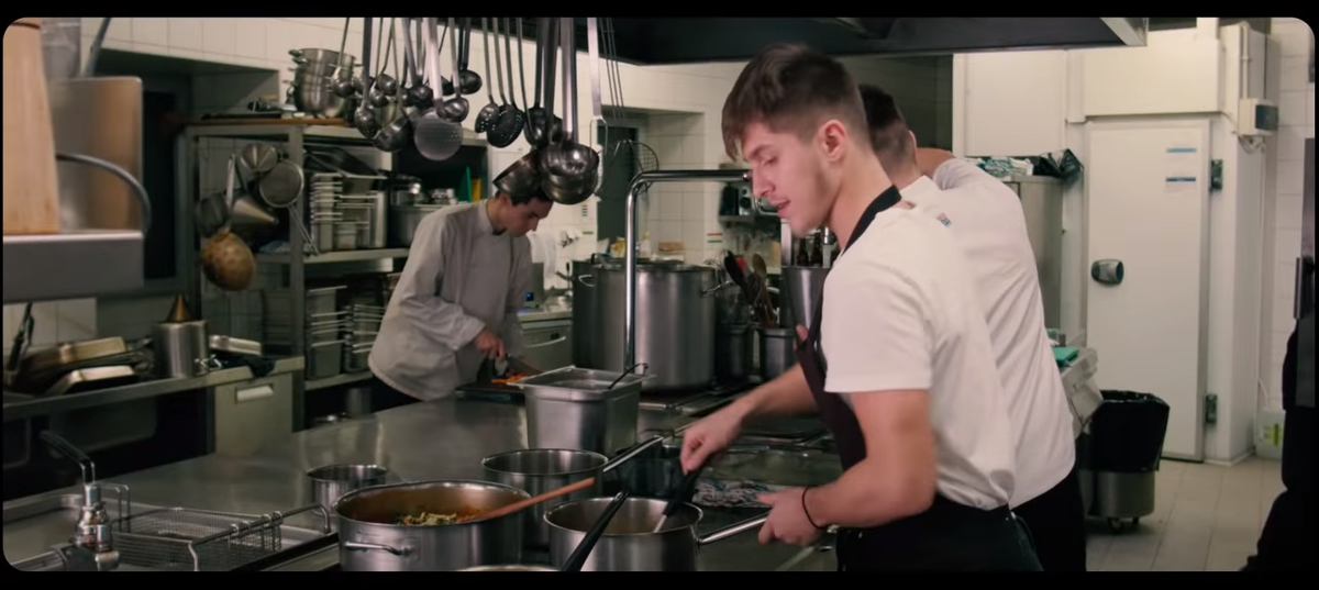 Она хочет влюбить повара.