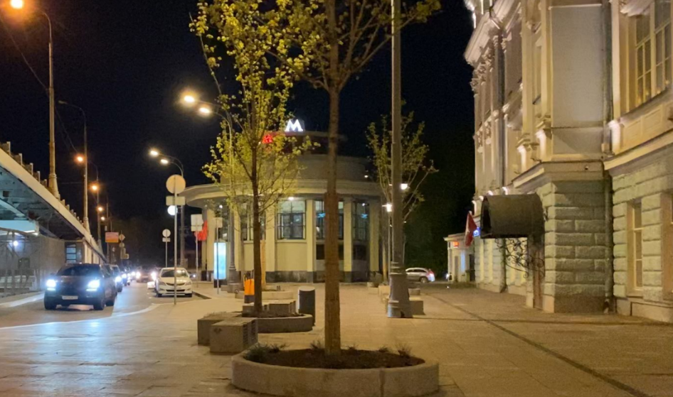 совершенно пустой вход на "радиальную"  - еще два фото, посмотреть территориально где она находится. 