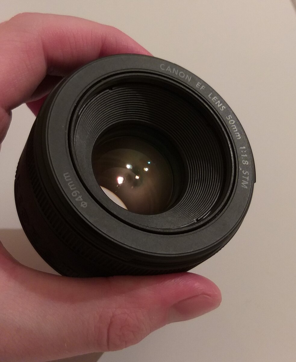 Передняя линза объектива Canon EF 50mm f1.8 STM. Довольно большая в диаметре